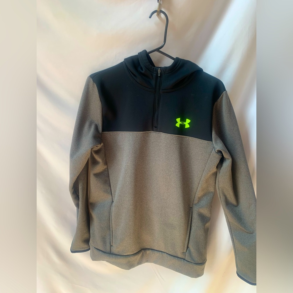 Under Armour Boys Youth XL Hoodie 1/4 zip. excellent like new condition.